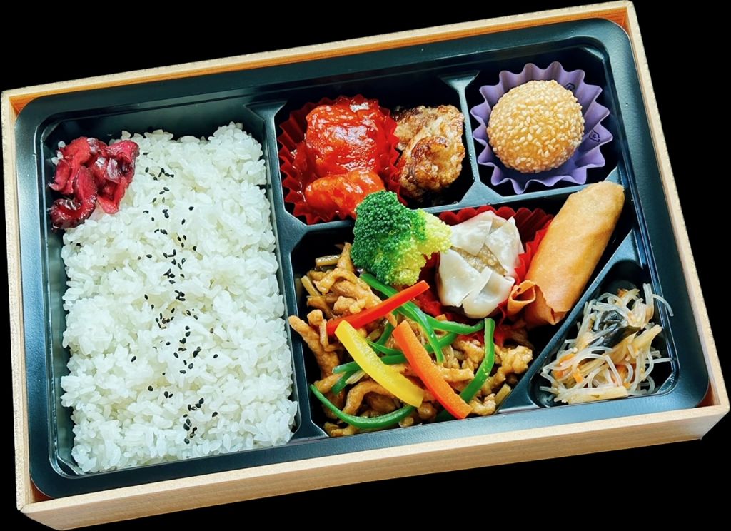 青椒肉絲と海老チリ弁当（紙箱入）1080円