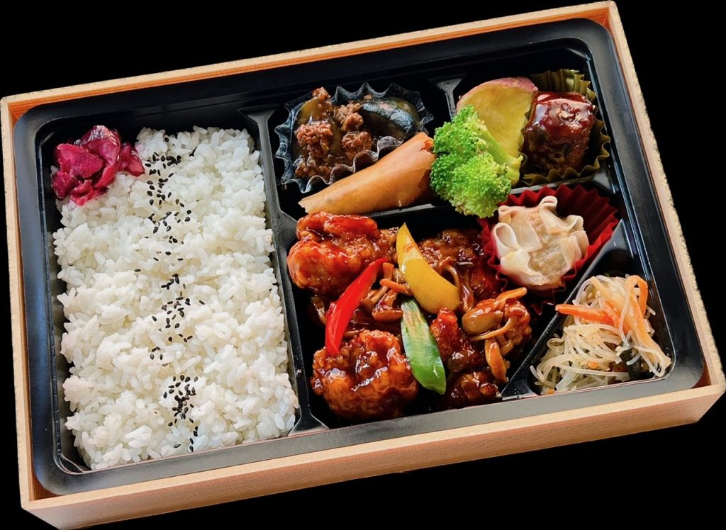 鶏の黒酢炒め弁当（紙箱入）972円