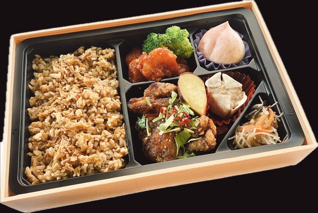 黒炒飯と油淋鶏弁当（紙箱入）885円