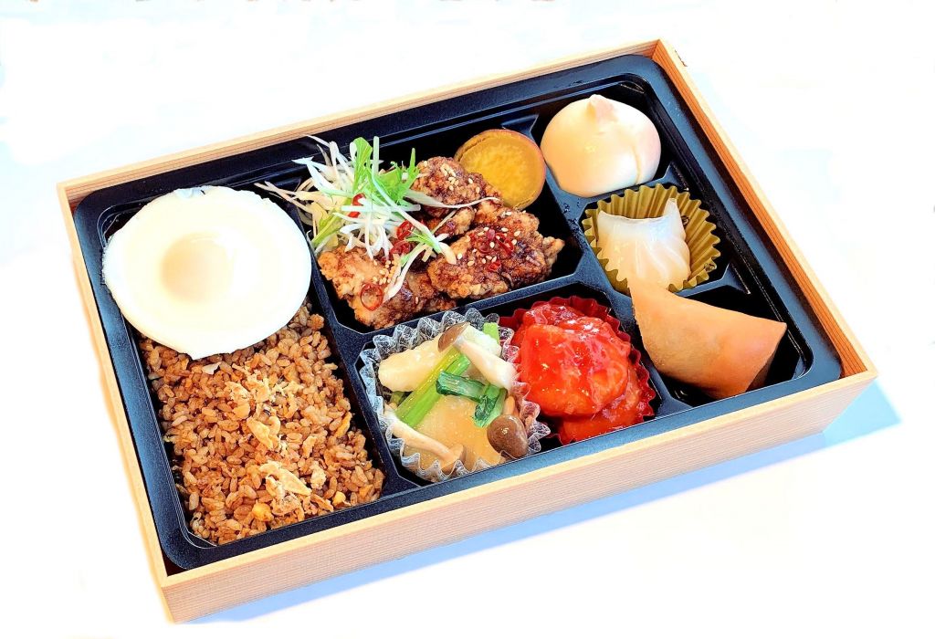 黒チャーハンと油淋鶏弁当　（烏龍茶ペットボトル付）500ml