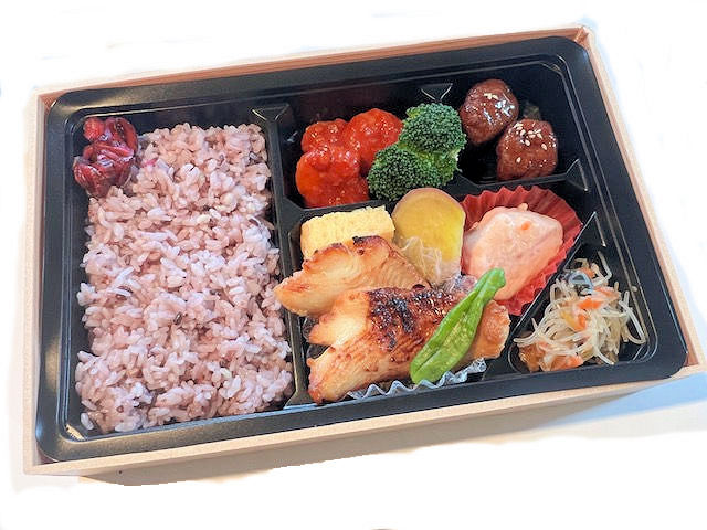 十六穀米と白身魚の西京焼き弁当（紙箱入）