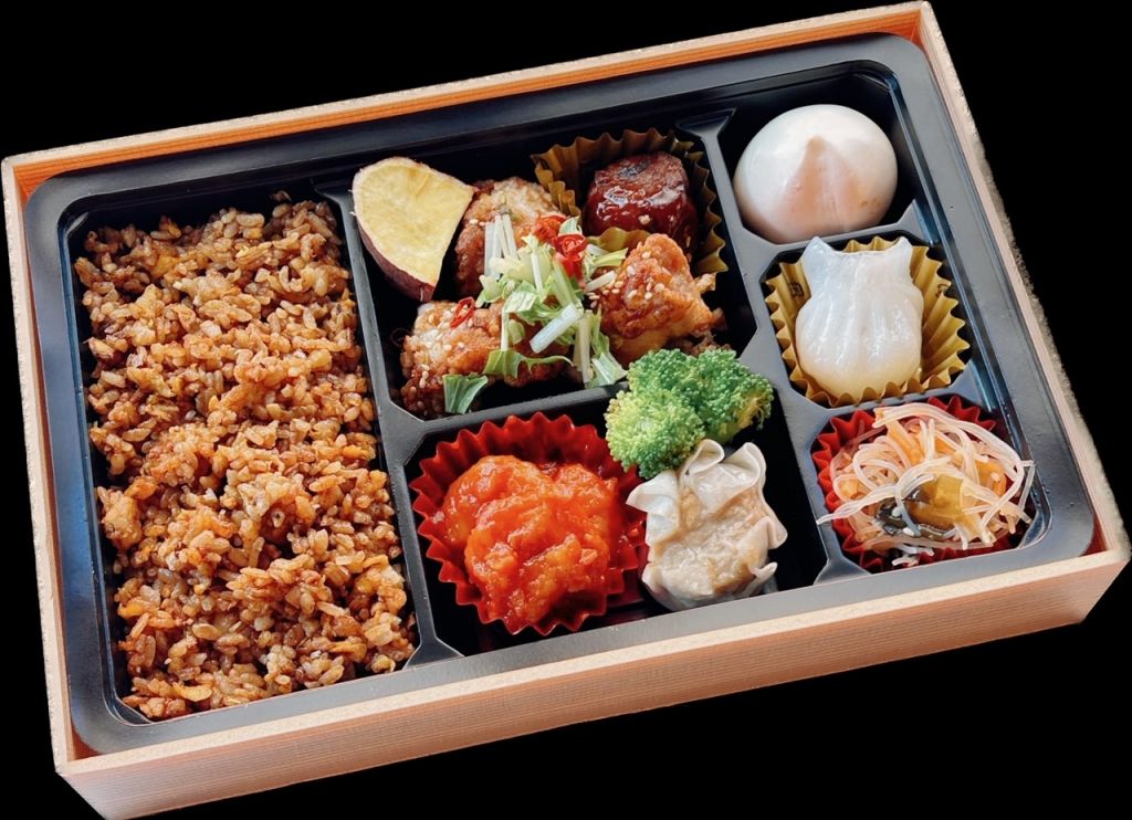 黒炒飯と海老チリ弁当（紙箱入）1080円