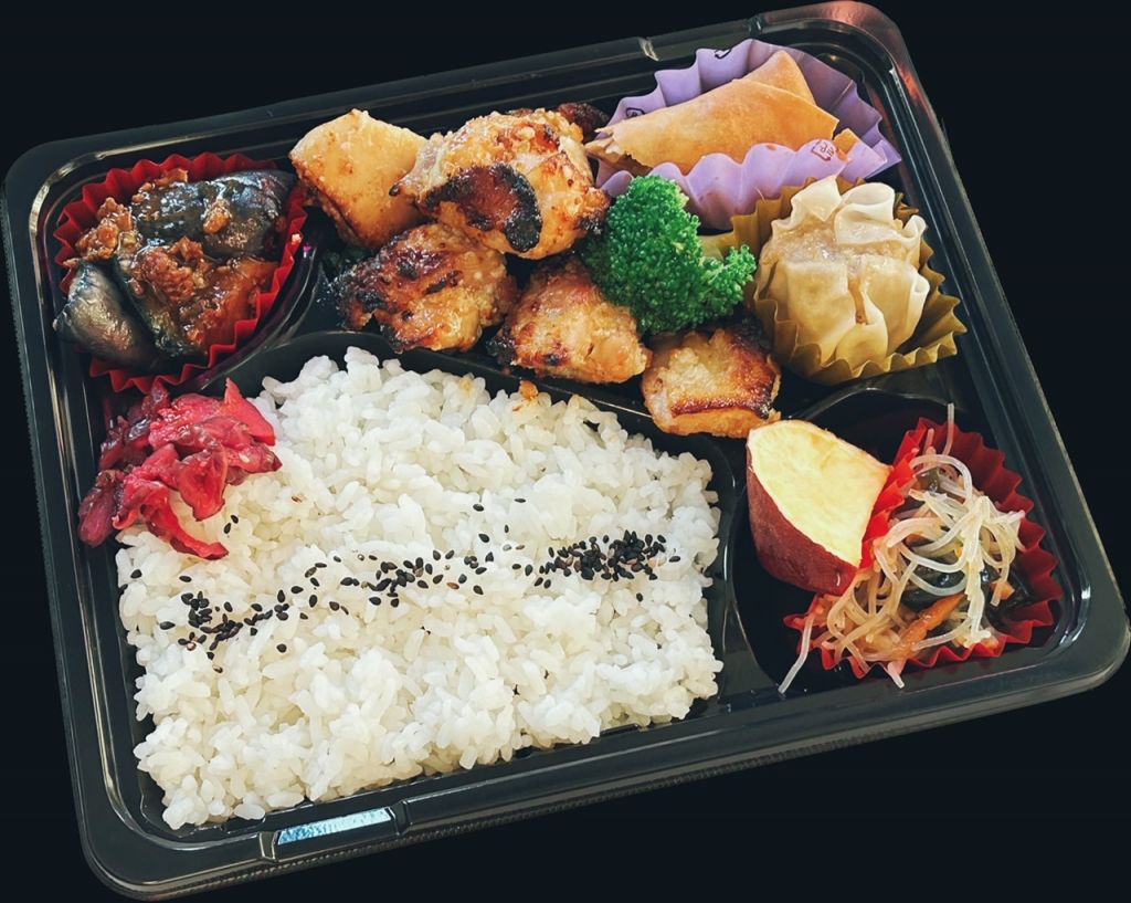 鶏の塩麹焼き弁当（黒パック）864円