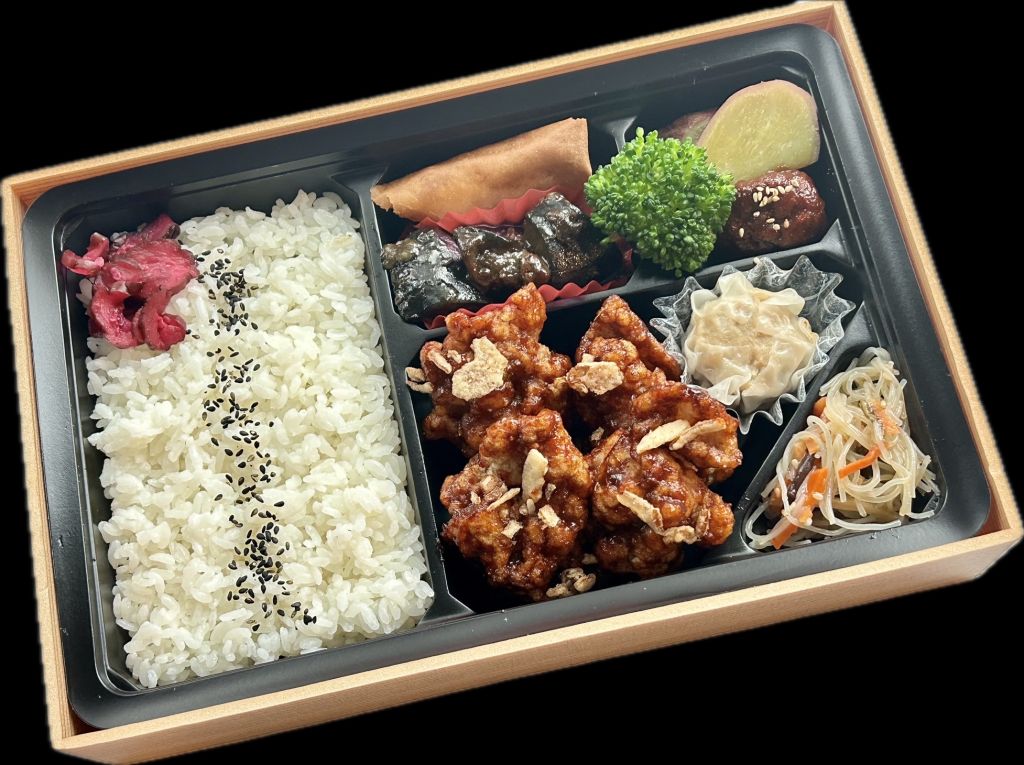 ケイジャンチキン弁当（紙箱入）972円